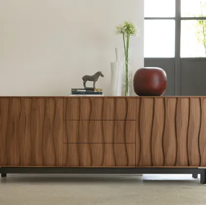 Credenza in legno massello con decorazione frontale e base in metallo Masai di Porada