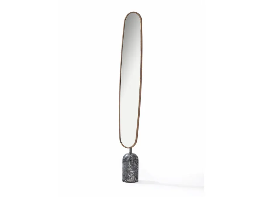 Specchiera con base cilindrica in marmo e cornice in legno massello Ekero Mirror di Porada
