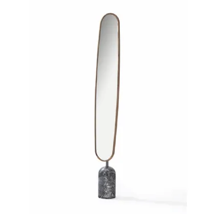 Specchiera con base cilindrica in marmo e cornice in legno massello Ekero Mirror di Porada