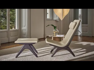 Pouf Koko in pelle e legno di Porada