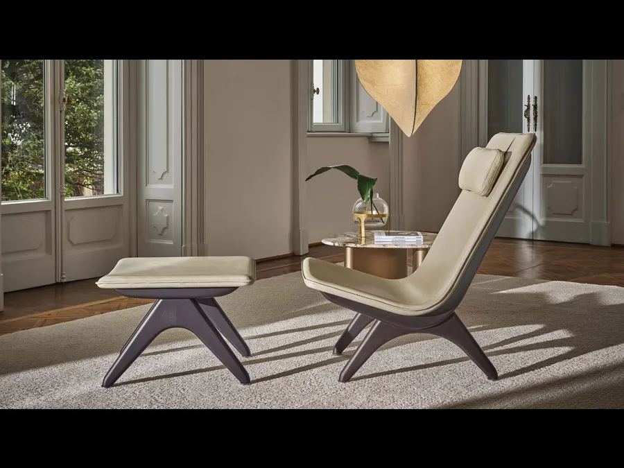 Pouf Koko in pelle e legno di Porada
