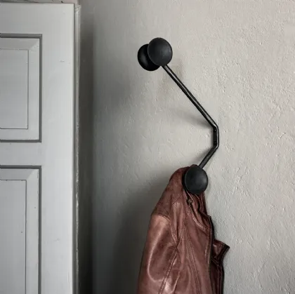 Appendiabiti da muro in ferro con ganci in gomma Officina di Magis