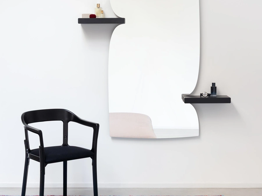 Specchio Morphed Mirror con mensole di Magis