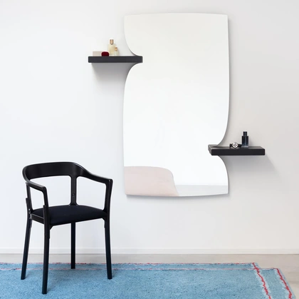 Specchio Morphed Mirror con mensole di Magis