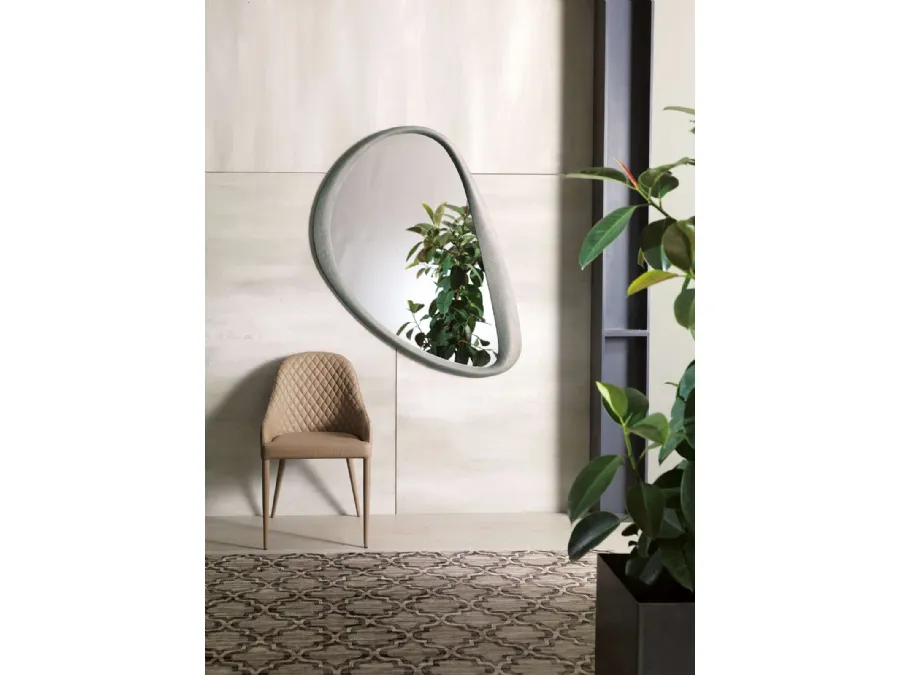 Specchio sagomato Soho con cornice in pelle di Ozzio