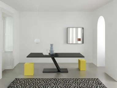 Tavolino seduta Unus realizzato in MDF e rifinito tramite applicazione manuale di resine spatolate a mano di Desalto