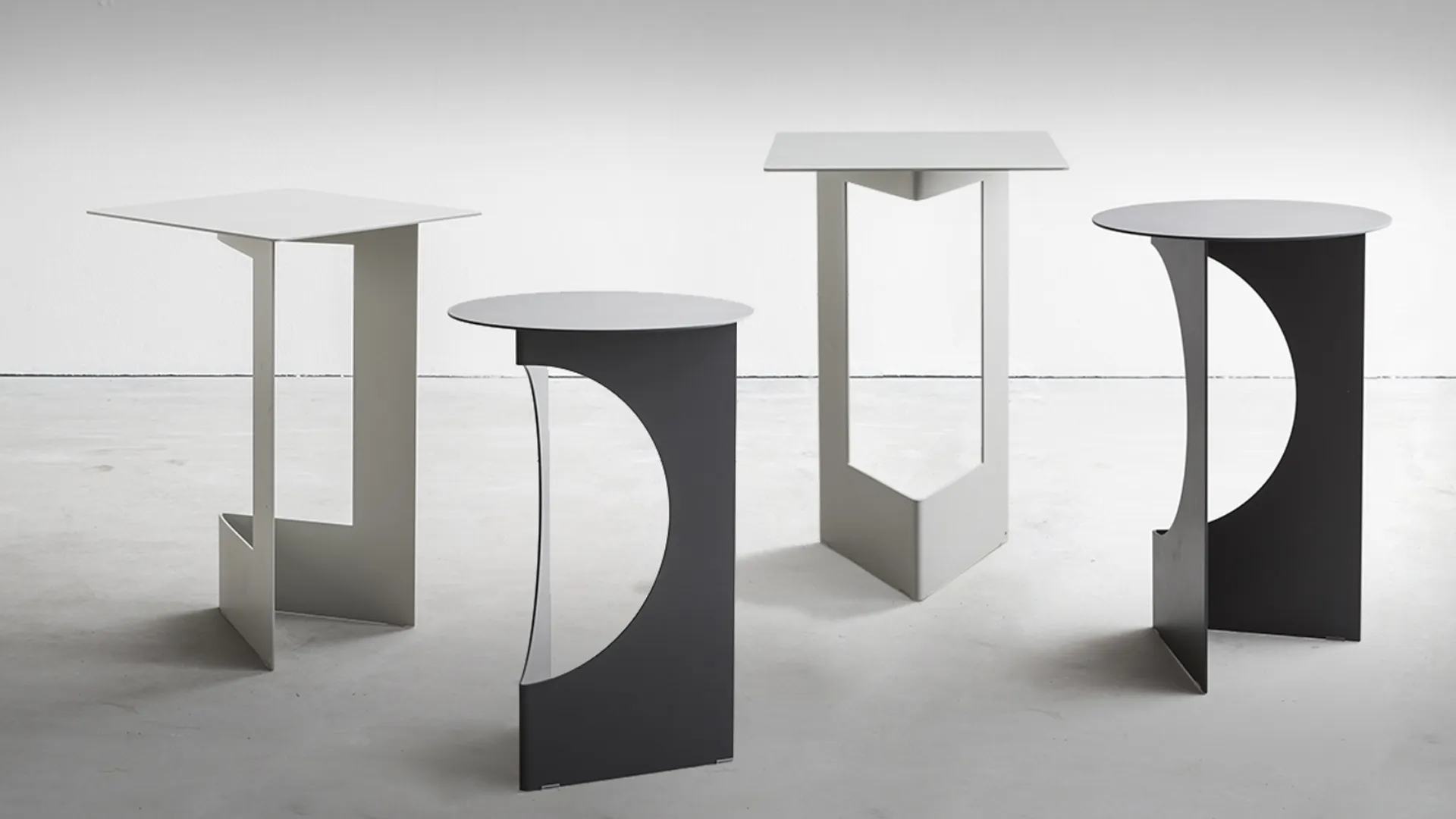 Tavolino rotondo Orbis con top in marmo e gambe in metallo di Novamobili