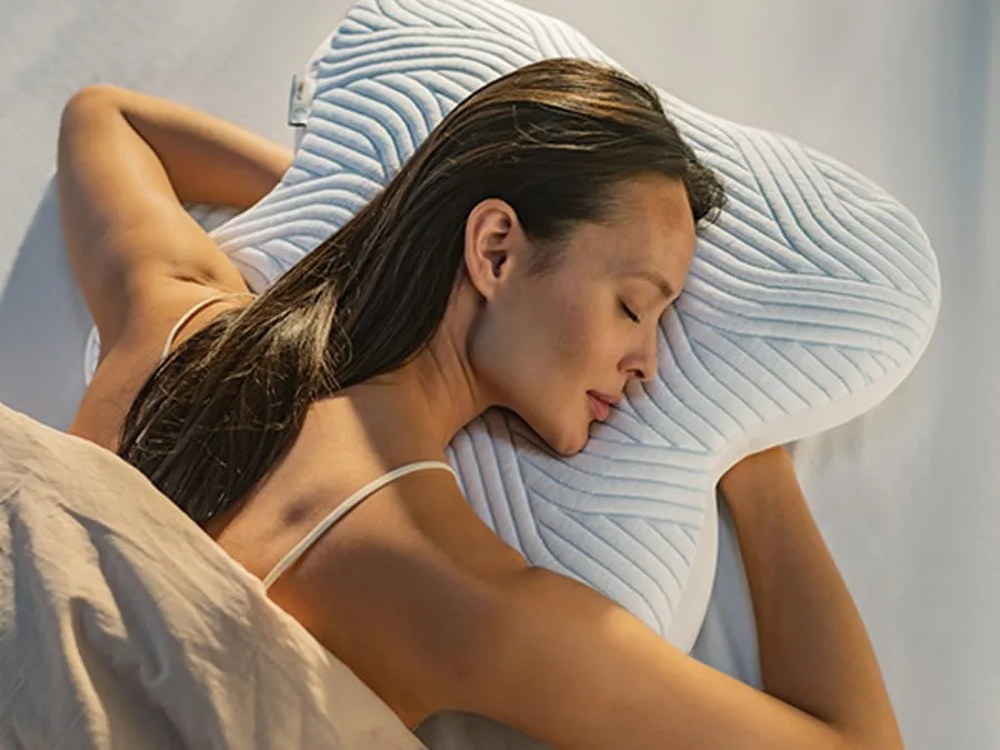 Cuscino ergonomico dalla forma a stella che permette di sollevare delicatamente le spalle All Around SmartCool di Tempur
