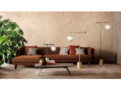 Lampada da terra costituita da una base e una sfera in ottone, uno stelo sottile in metallo finitura piombo o bronzo con paralume in vetro trasparente Bardot di Bonaldo