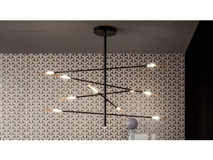 Lampada a sospensione in metallo verniciato opaco color piombo con alle estremità un elemento in vetro soffiato ambrato che racchiude la sorgente luminosa Crossroad di Bonaldo
