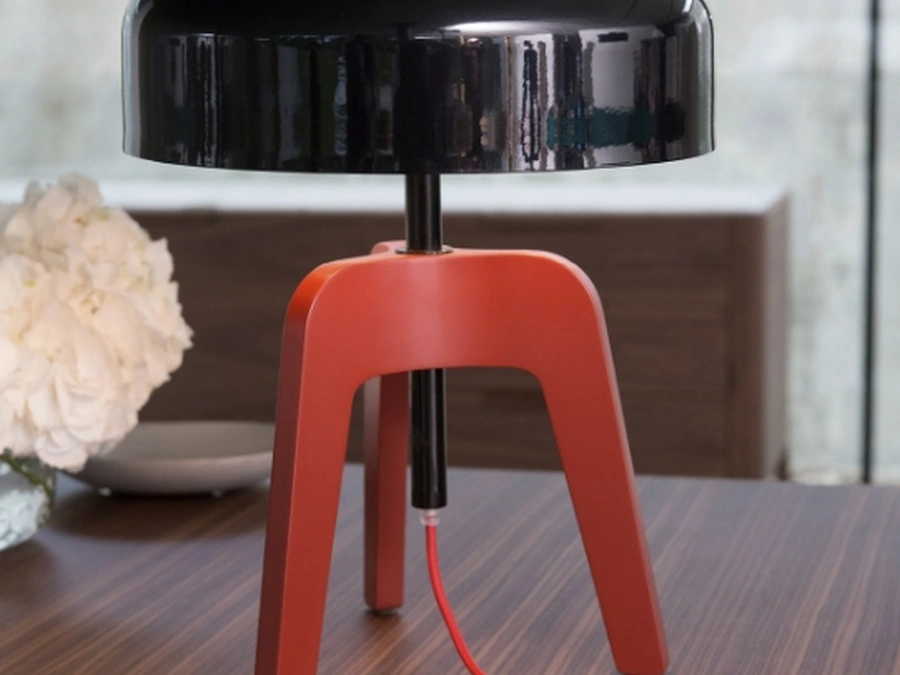 Lampada da tavolo in legno laccato Pileo di Porada