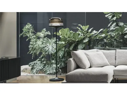 Lampada da terra Pin con paralume in vetro soffiato e struttura in metallo di Bonaldo