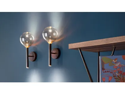 Lampada da parete con struttura cilindrica in ottone brunito e sfera in vetro borosilicato ambrata Sofì di Bonaldo