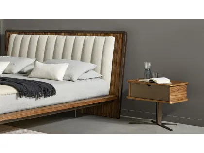 Comodino Nelson in legno con base in metallo di Bonaldo