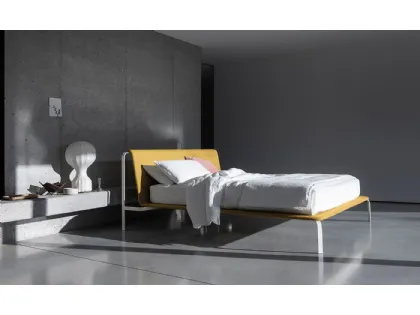 Letto minimal ed elegante con testiera in tessuto e struttura in metallo Bend di Bolzan Letti
