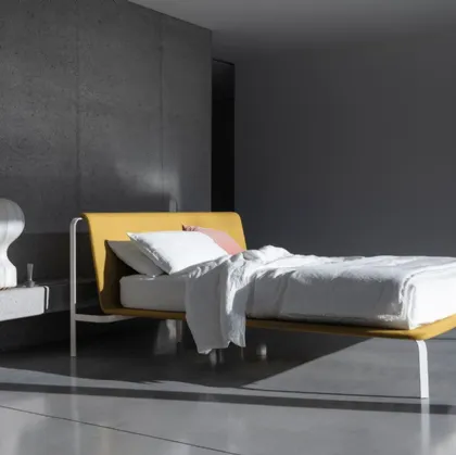 Letto minimal ed elegante con testiera in tessuto e struttura in metallo Bend di Bolzan Letti