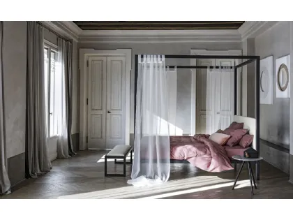 Letto a baldacchino con struttura in legno di frassino massello con testiera rivestita in tessuto chiaro Ceylon di Bolzan Letti