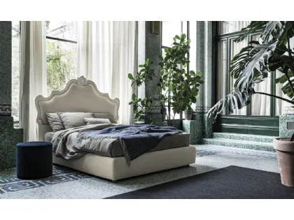 Letto matrimoniale in tessuto imbottito con importante testiera con decoro in legno pregiato Chantal di Bolzan Letti