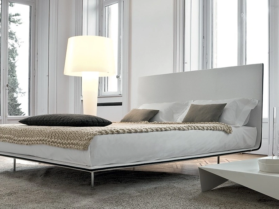 Letto Thin con testiera di Bonaldo
