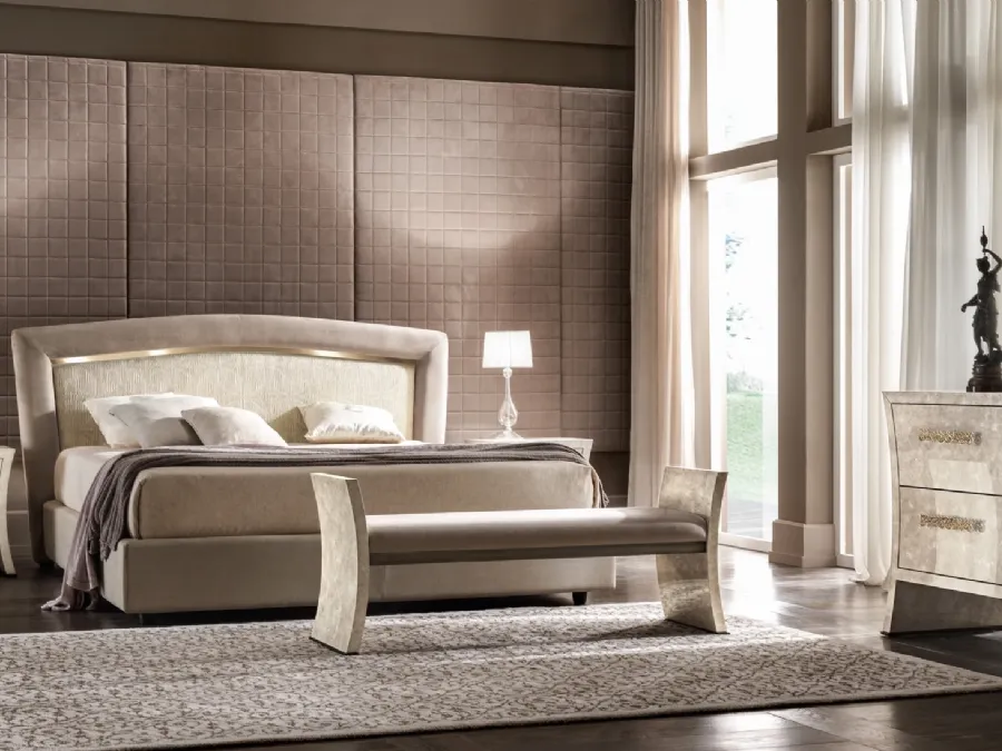 Letto classico con testiera imbottita con dettagli in oro Portofino di Cantori