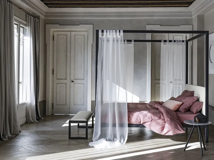 Letto a baldacchino con struttura in legno di frassino massello e testiera rivestita in tessuto Ceylon di Bolzan Letti