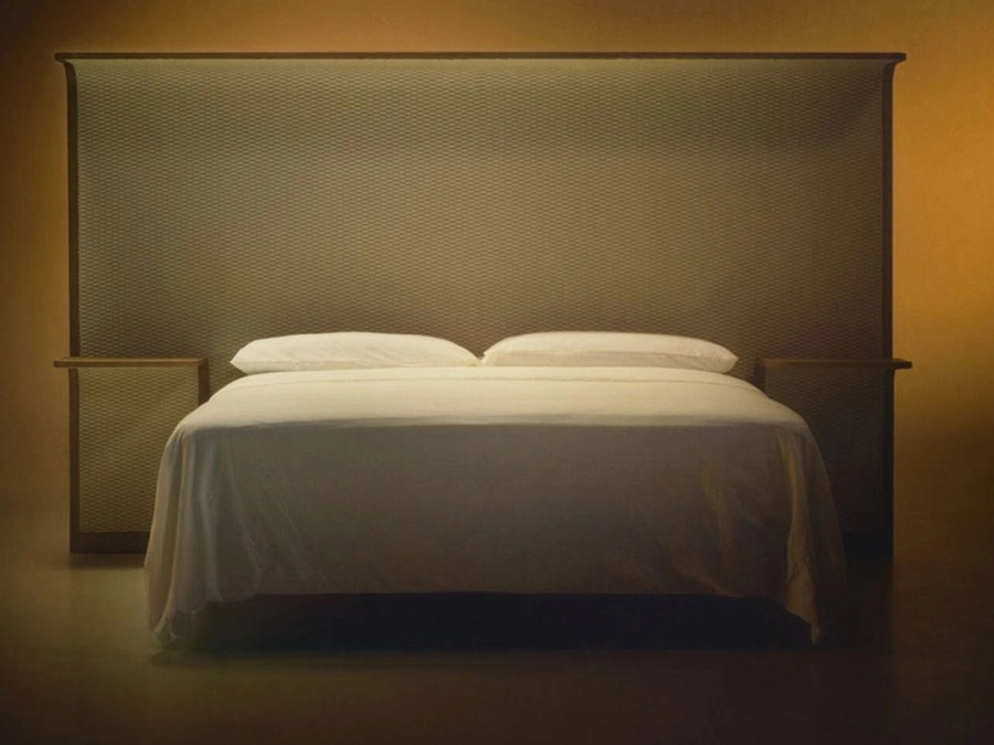 Letto Courtoisie con testiera in legno e tessuto di Bolzan Letti