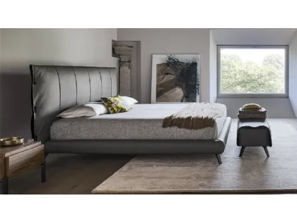 Letto matrimoniale in ecopelle con testiera Cuff di Bonaldo