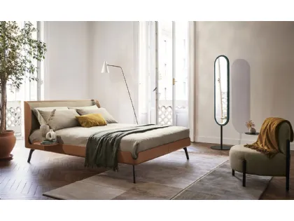Letto in cuoio con testiera rivestita internamente in tessuto Gabri di Bolzan Letti