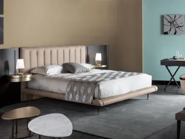 Letto con testiera in legno parzialmente rivestita in ecopelle Mirtage di Cantori