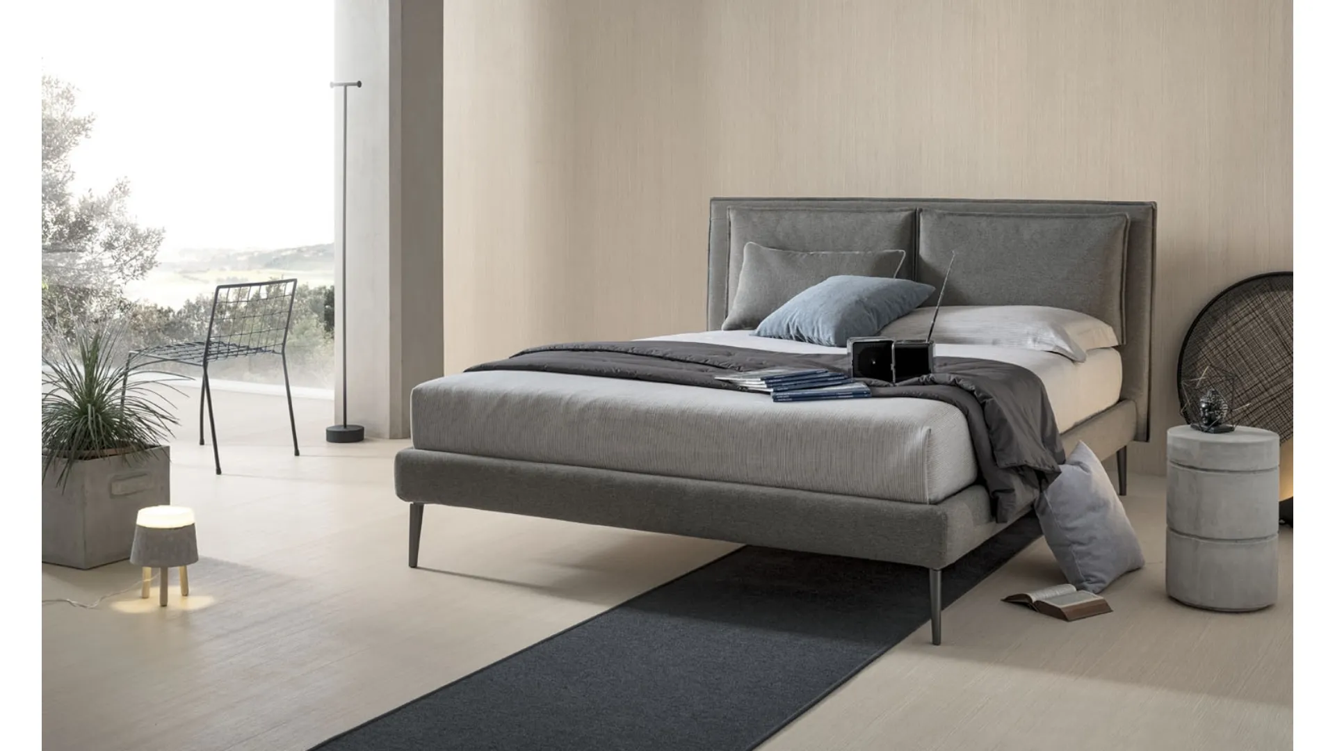 Letto in tessuto imbottito con testiera e box contenitore Bloom di Bonaldo