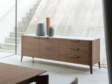 Credenza in noce canaletta con piano in marmo Atlante 03 di Porada