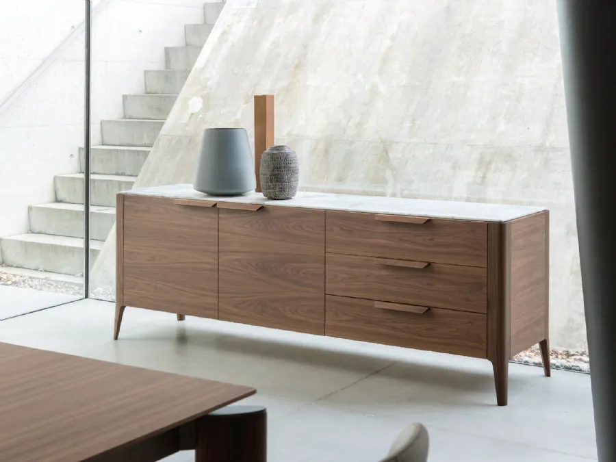 Credenza in noce canaletta con piano in marmo Atlante 03 di Porada