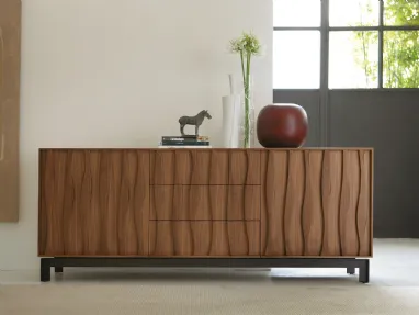 Credenza in legno massello con decorazione frontale e base in metallo Masai di Porada