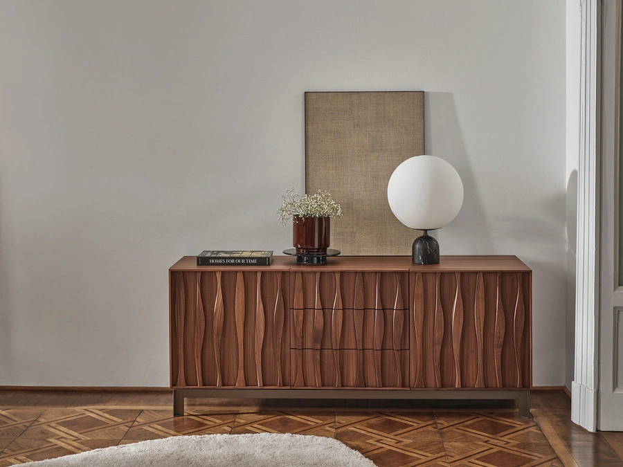 Credenza in legno massello con decorazione frontale e base in metallo Masai di Porada