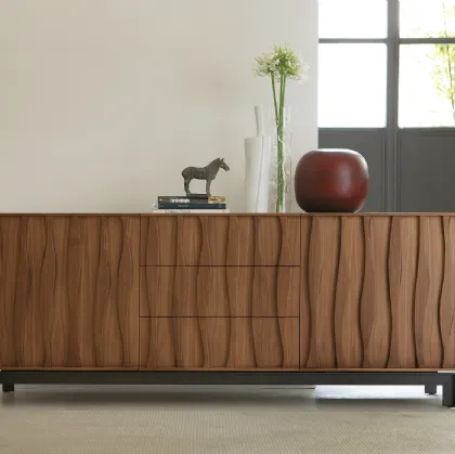 Credenza in legno massello con decorazione frontale e base in metallo Masai di Porada