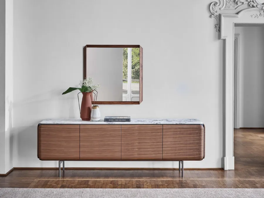Madia a 4 ante in legno con base in metallo Pebble di Porada