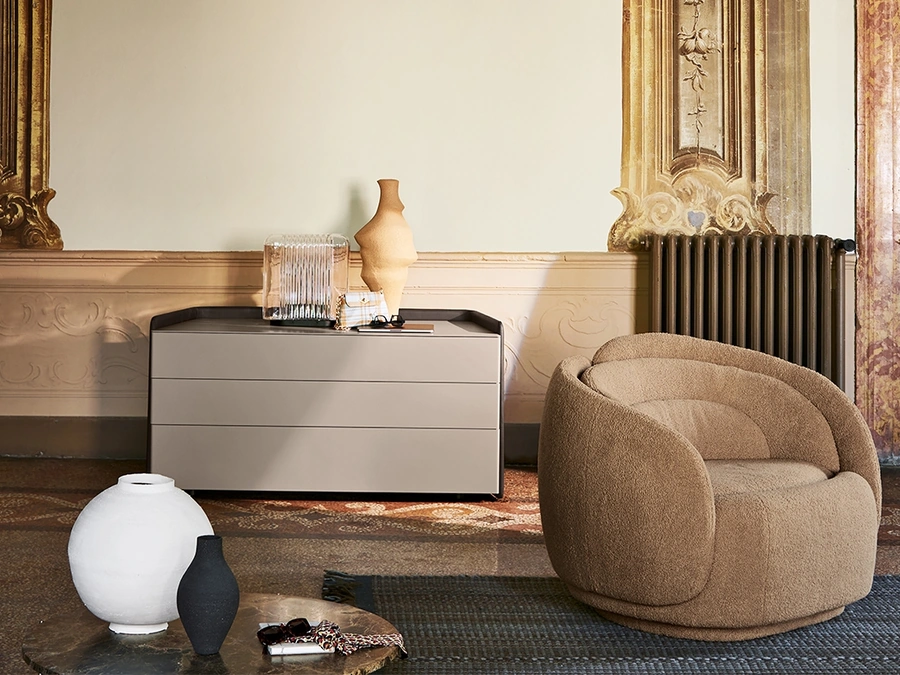 Poltroncina Peonia in tessuto imbottito di Pianca