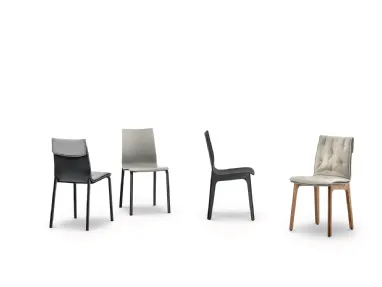 Sedia Alfa con struttura in legno massello e monoscocca in legno laccato di Bontempi