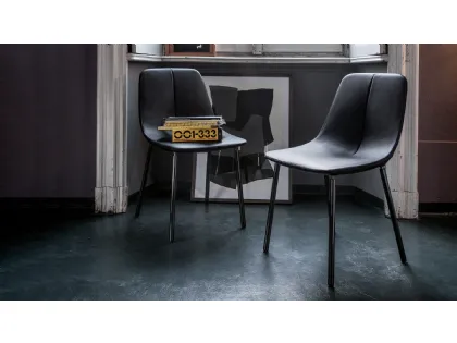Sedia By met rivestita in pelle con gambe in metallo di Bonaldo