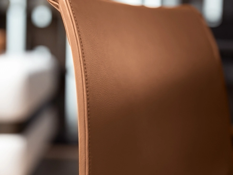 Sedia in pelle Circe di Cantori