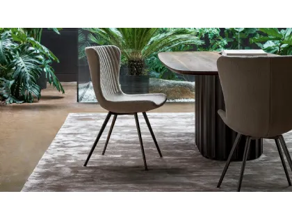 Sedia Colibrì chair rivestita in tessuto trapuntato con gambe in metallo Bonaldo