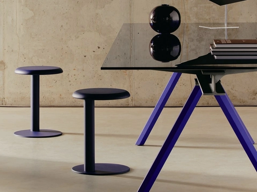 Sgabello Strong in metallo laccato di Desalto