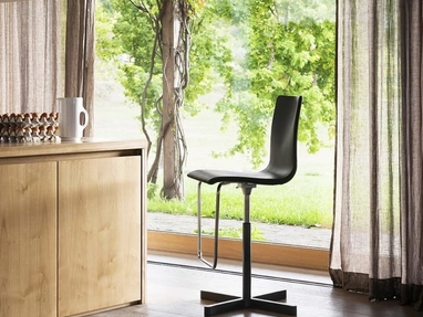 Sgabello Wok con seduta in cuoio di Desalto