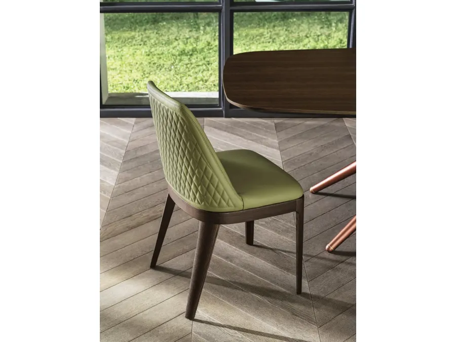 Sedia con braccioli Margot rivestita in pelle trapuntata e base in legno massello di Bontempi