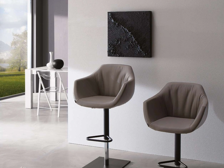 Sgabello in pelle Nemo di Ozzio