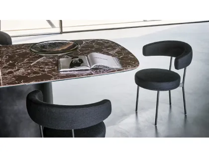 Sedia Neuilly in tessuto imbottito con struttura in metallo di Bonaldo