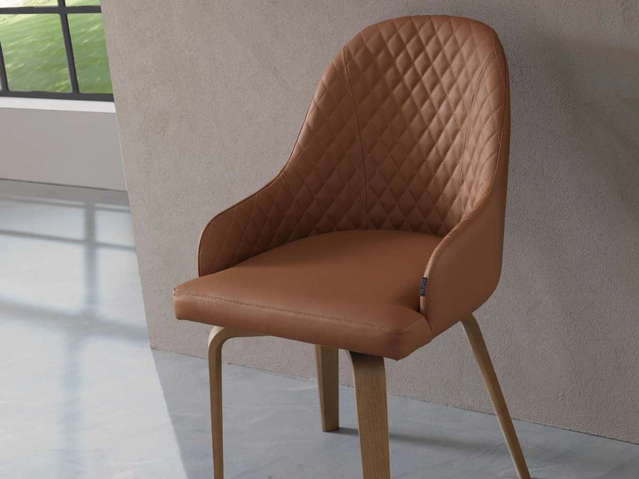 Sedia Atena in pelle con gambe in legno di Ozzio