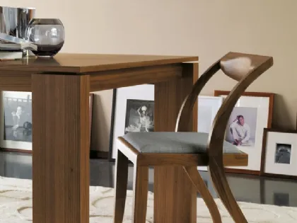Sedia di design in legno massello con seduta imbottita e rivestita in tessuto Arlekin di Porada