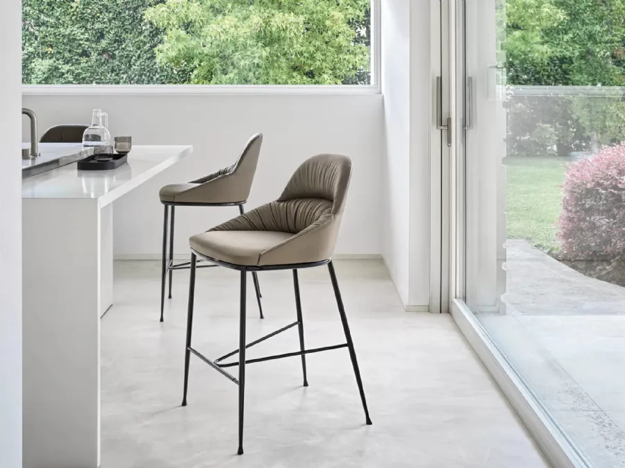 Sgabello Queen rivestito in ecopelle con struttura in acciaio laccato di Bontempi
