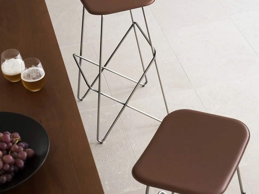 Sgabello Endless in cuoio e metallo di Desalto